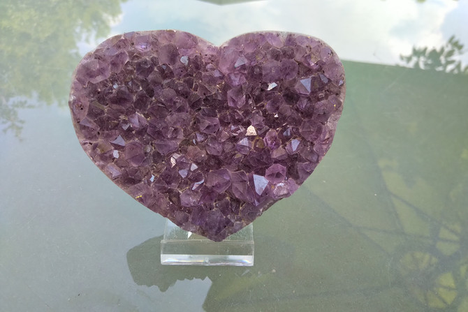Herz aus Amethyst – energetischer Heilstein für emotionale Ausgeglichenheit