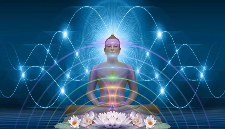 Frau in Meditation mit Lichtaura – innere Harmonie und Balance spüren
