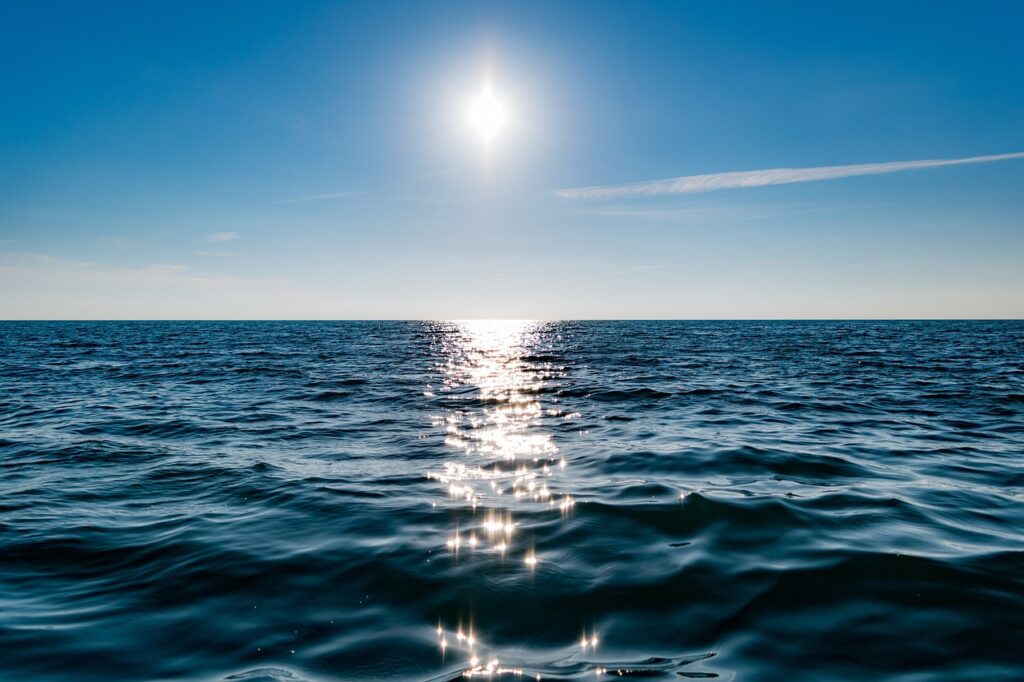 Sonnenreflexion auf dem Meer – Klarheit und Weite als Weg zur inneren Balance
